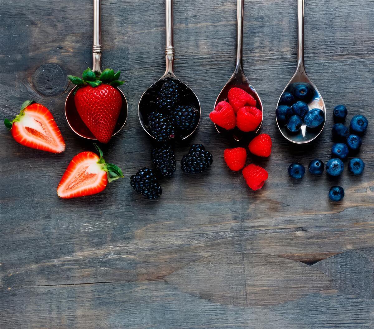 Фотошпалери Ложки, наповнені ягодами