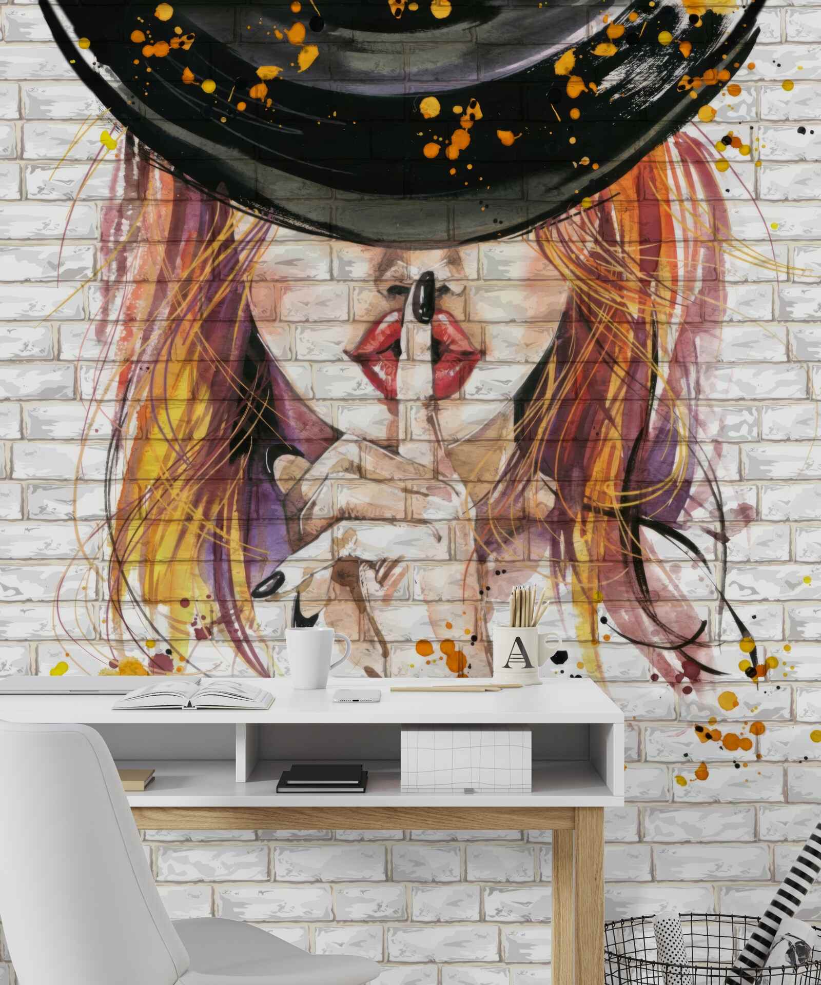 Фотошпалери дівчина в капелюсі прикриває рот пальцем