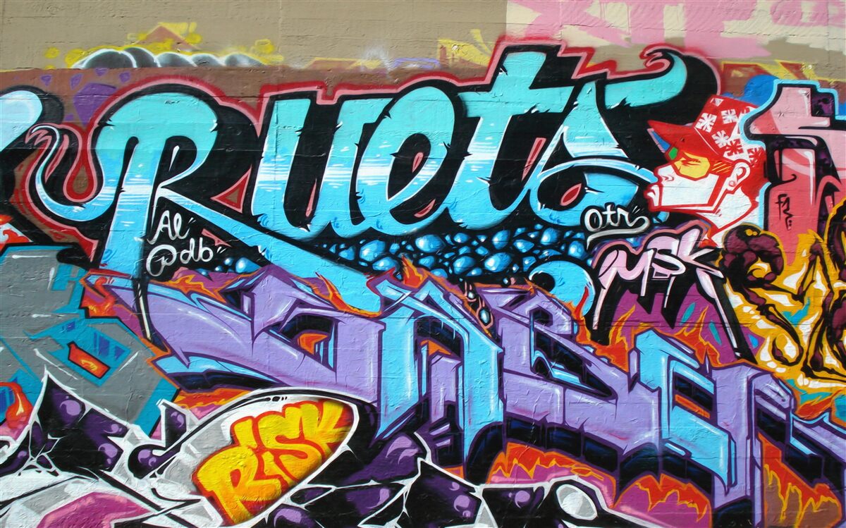 Фотошпалери Стіна прикрашена яскравим графіті