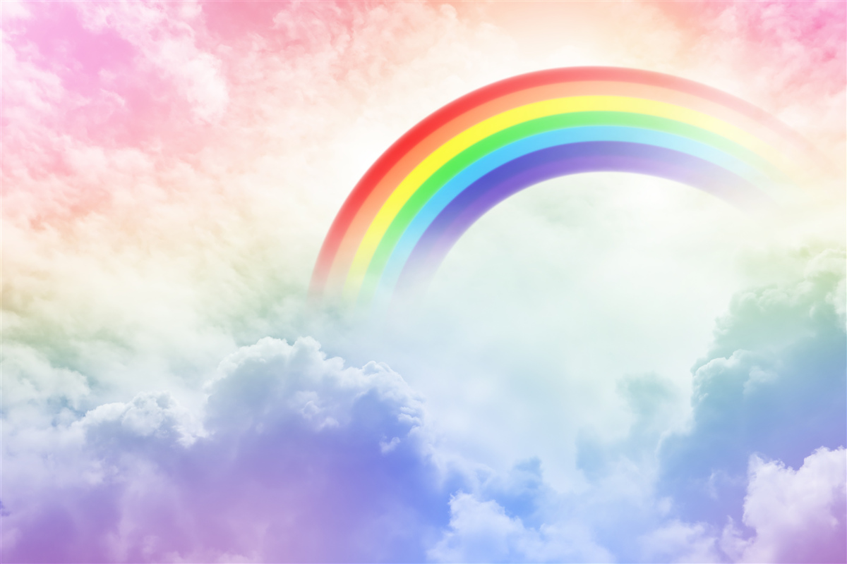 Фотошпалери над хмарами сяє різнобарвна веселка