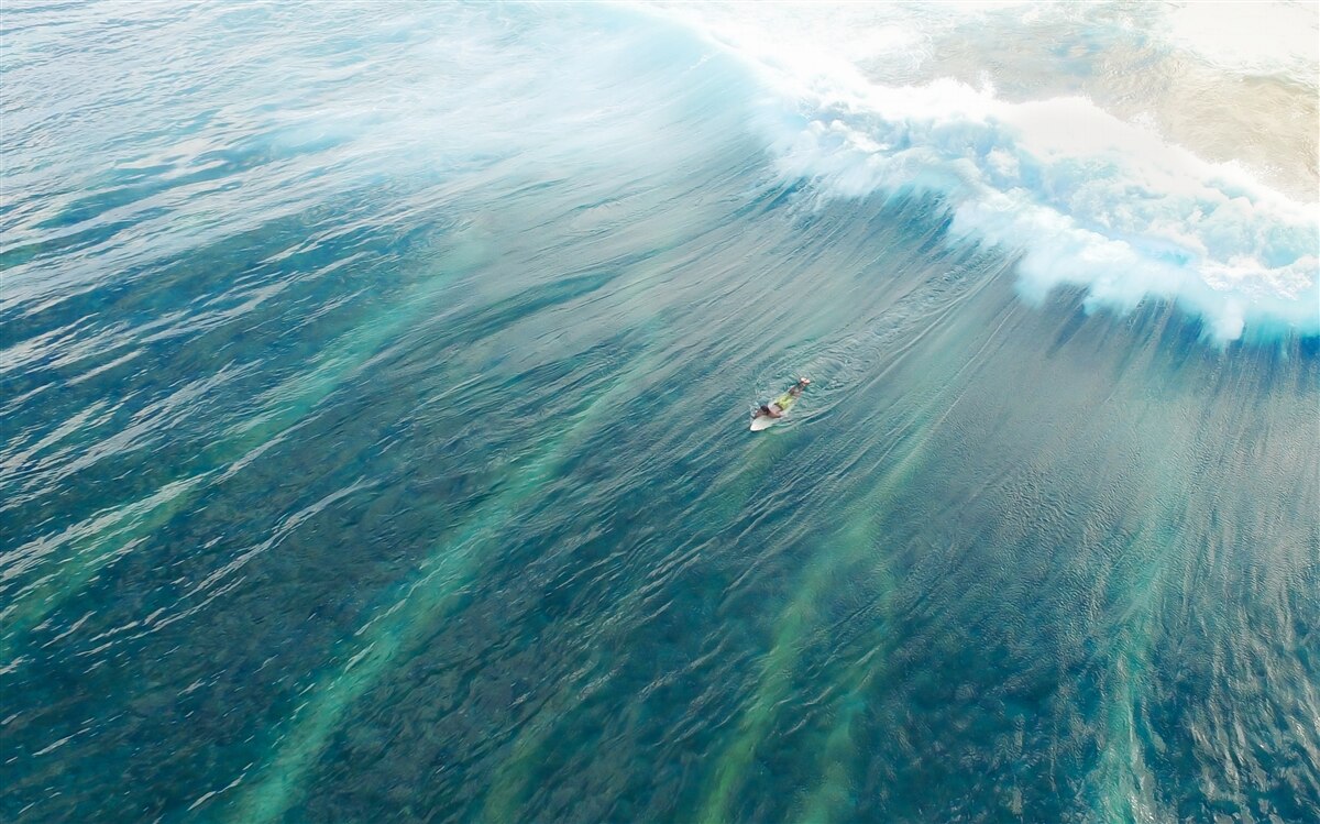 Фотошпалери подолання океанських хвиль за допомогою серфінгу
