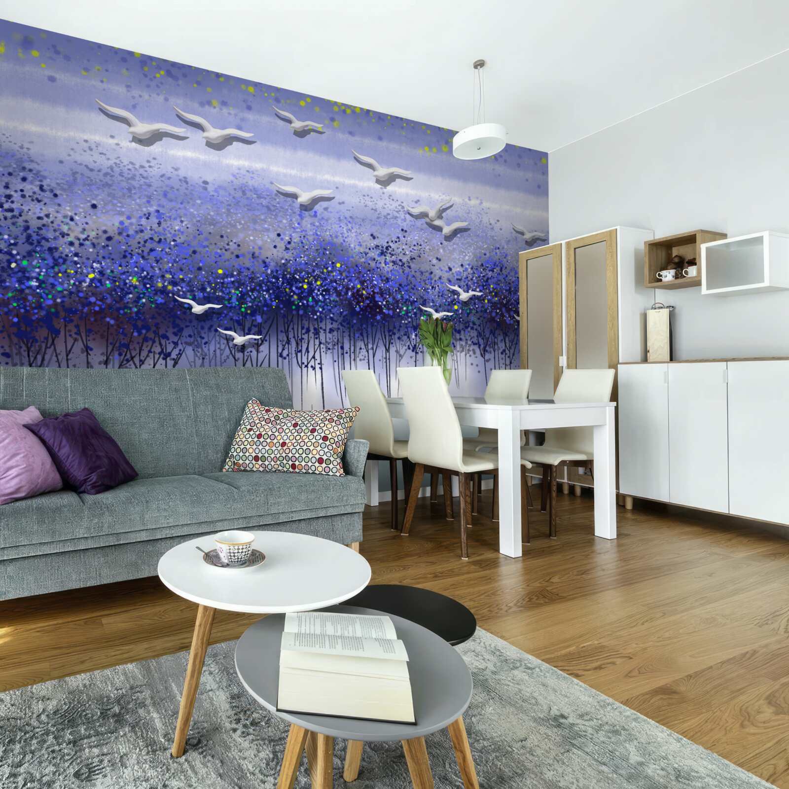 Фотошпалери зграя птахів у небі над лісом і озером, зануреним у сутінки